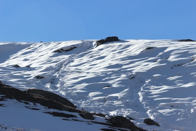 白昼蓝天雪山